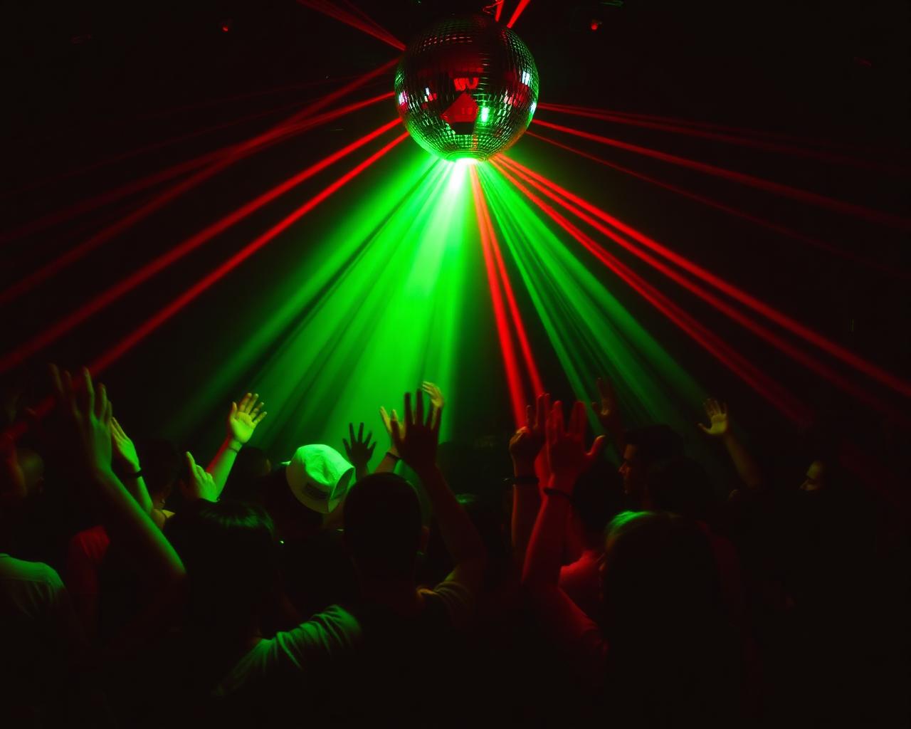 Public dansant sous les lasers